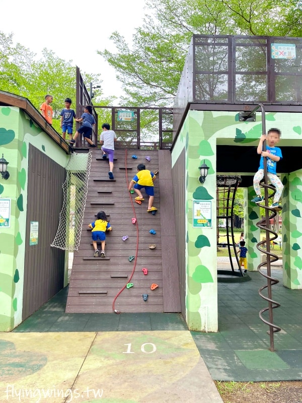 台中南屯┃豐富公園。穿山甲為意象，4公尺高樹屋遊戲場，也有適合小小孩玩的滑梯組，果然是共融式公園，面面俱到!!