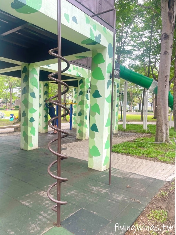 台中南屯┃豐富公園。穿山甲為意象，4公尺高樹屋遊戲場，也有適合小小孩玩的滑梯組，果然是共融式公園，面面俱到!!