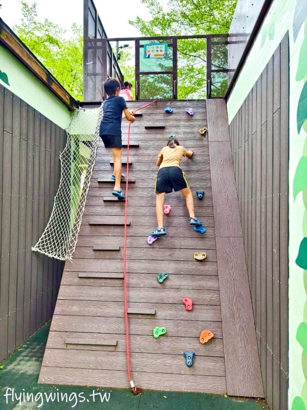 台中南屯┃豐富公園。穿山甲為意象，4公尺高樹屋遊戲場，也有適合小小孩玩的滑梯組，果然是共融式公園，面面俱到!!