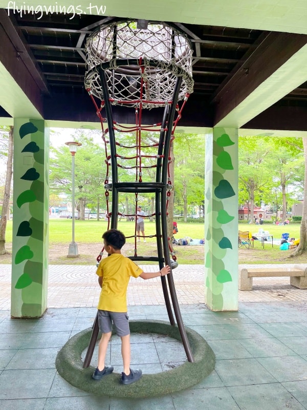 台中南屯┃豐富公園。穿山甲為意象，4公尺高樹屋遊戲場，也有適合小小孩玩的滑梯組，果然是共融式公園，面面俱到!!