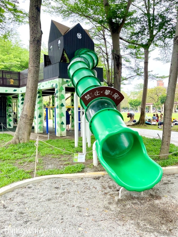 台中南屯┃豐富公園。穿山甲為意象，4公尺高樹屋遊戲場，也有適合小小孩玩的滑梯組，果然是共融式公園，面面俱到!!