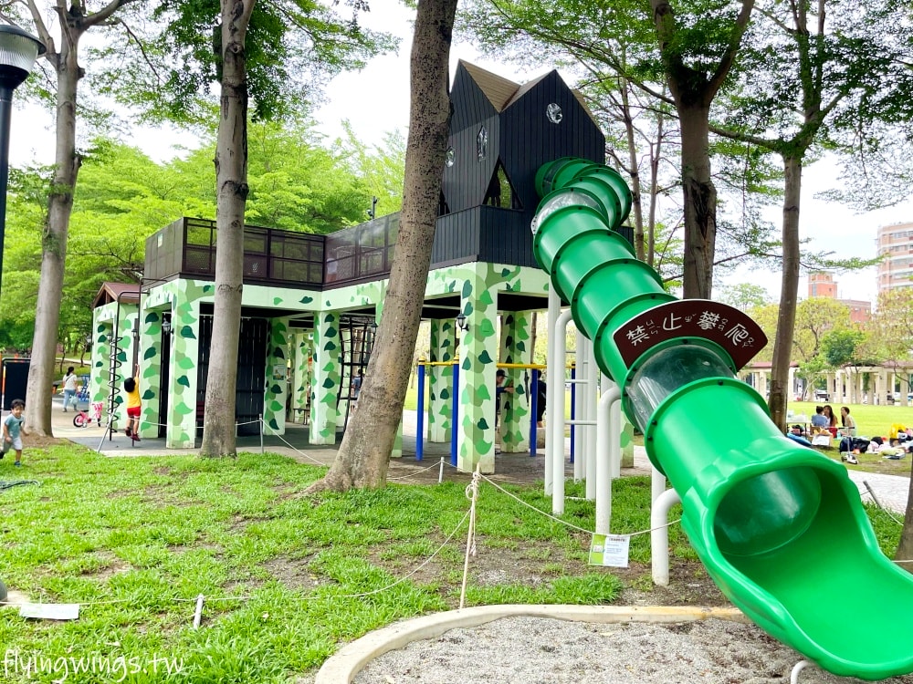 台中南屯┃豐富公園。穿山甲為意象，4公尺高樹屋遊戲場，也有適合小小孩玩的滑梯組，果然是共融式公園，面面俱到!!