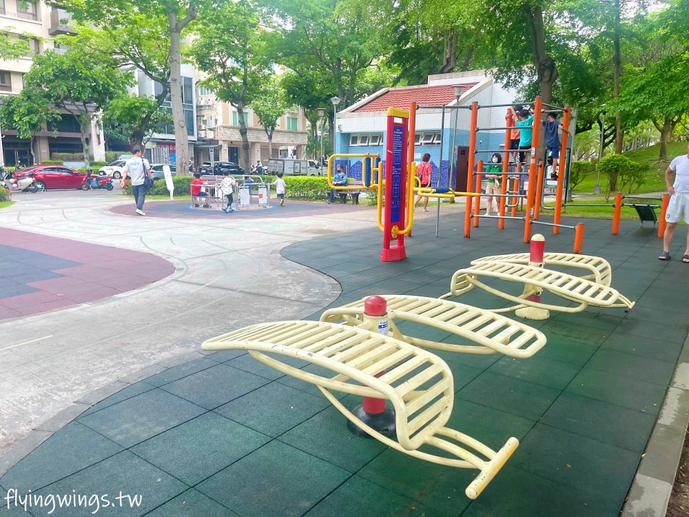 台中南屯┃豐富公園。穿山甲為意象，4公尺高樹屋遊戲場，也有適合小小孩玩的滑梯組，果然是共融式公園，面面俱到!!