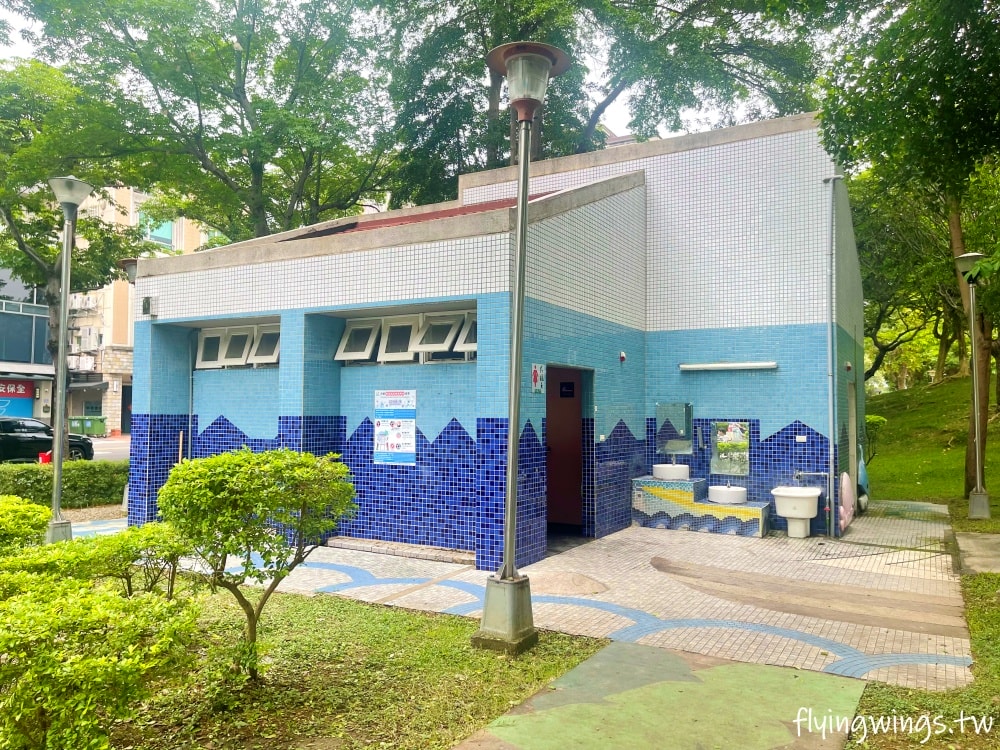 台中南屯┃豐富公園。穿山甲為意象，4公尺高樹屋遊戲場，也有適合小小孩玩的滑梯組，果然是共融式公園，面面俱到!!