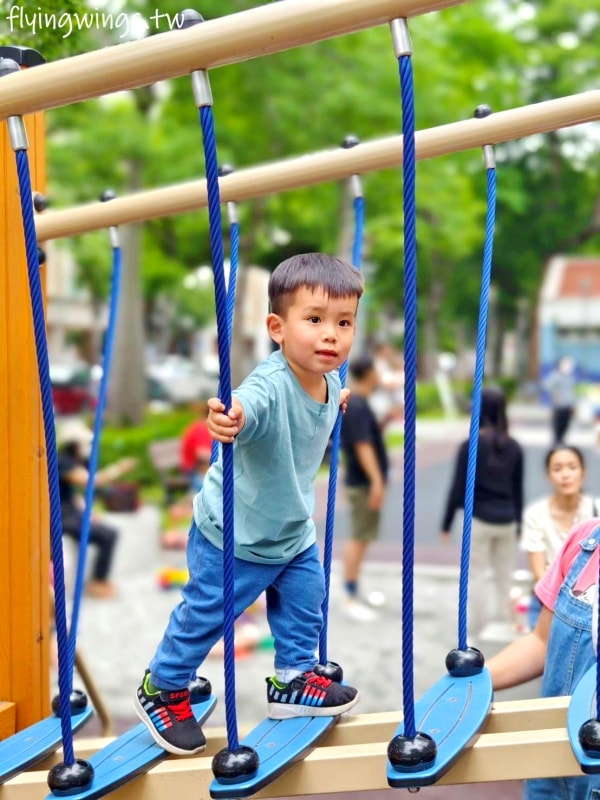 台中南屯┃豐富公園。穿山甲為意象，4公尺高樹屋遊戲場，也有適合小小孩玩的滑梯組，果然是共融式公園，面面俱到!!