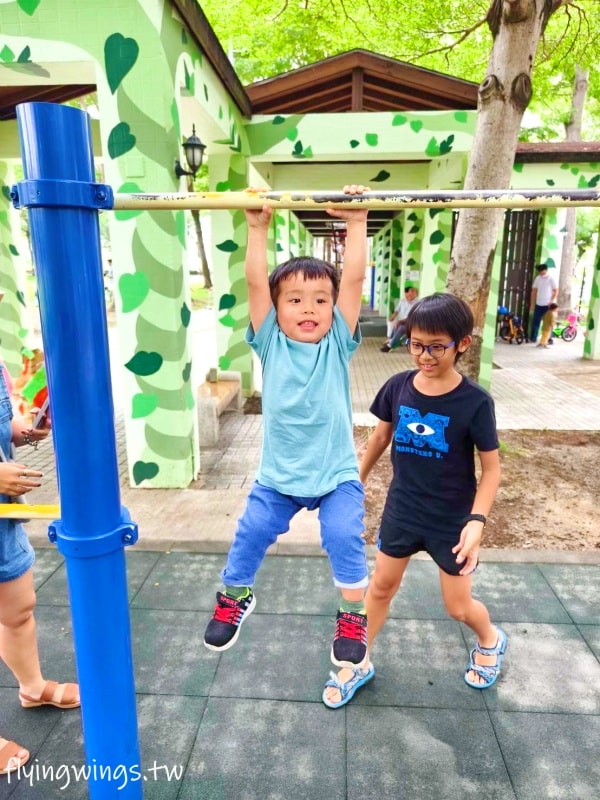 台中南屯┃豐富公園。穿山甲為意象，4公尺高樹屋遊戲場，也有適合小小孩玩的滑梯組，果然是共融式公園，面面俱到!!