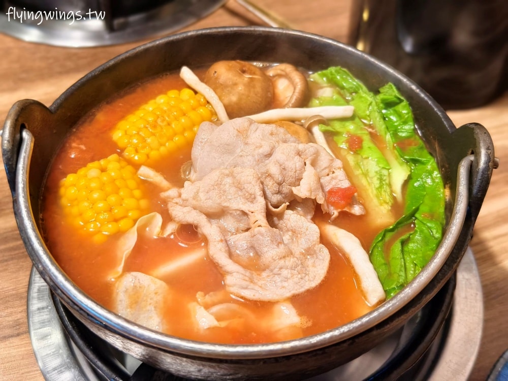 和美火鍋┃偷鍋和牛野菜放題-彰化和美店。和牛吃到飽、炙燒握壽司，十三種湯底讓您選擇有障礙啦!!