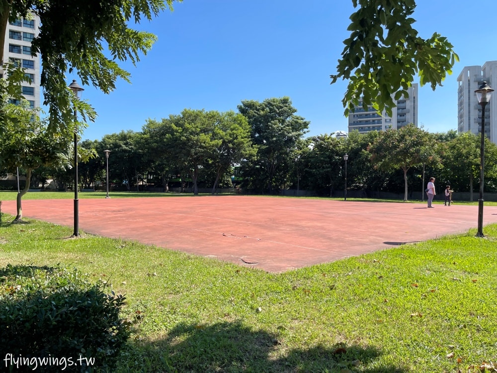 台中太平┃新福公園。紅色大大的立體探索迷宮,結合跑酷及攀爬,但就是有點小!! - 第3張圖 台中太平┃新福公園。紅色大大的立體探索迷宮,結合跑酷及攀爬,但就是有點小!!