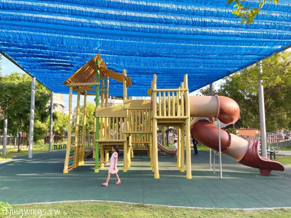 彰化和美┃德美公園。2.0版本公園，增加了有遮蔭的大型熊熊遊戲區，還有巨型甜點可以大拍特拍!!