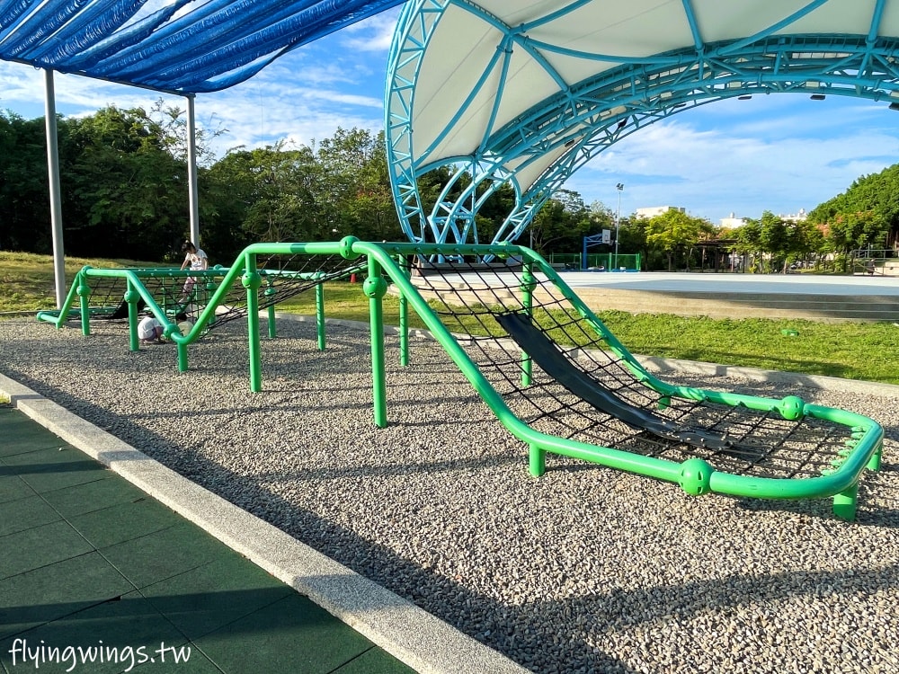 彰化和美┃德美公園。2.0版本公園，增加了有遮蔭的大型熊熊遊戲區，還有巨型甜點可以大拍特拍!!