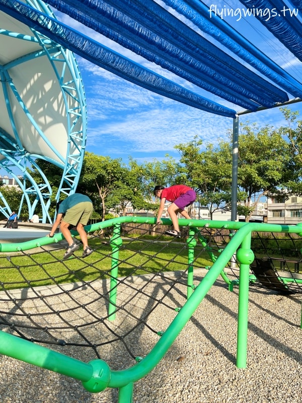 彰化和美┃德美公園。2.0版本公園，增加了有遮蔭的大型熊熊遊戲區，還有巨型甜點可以大拍特拍!!