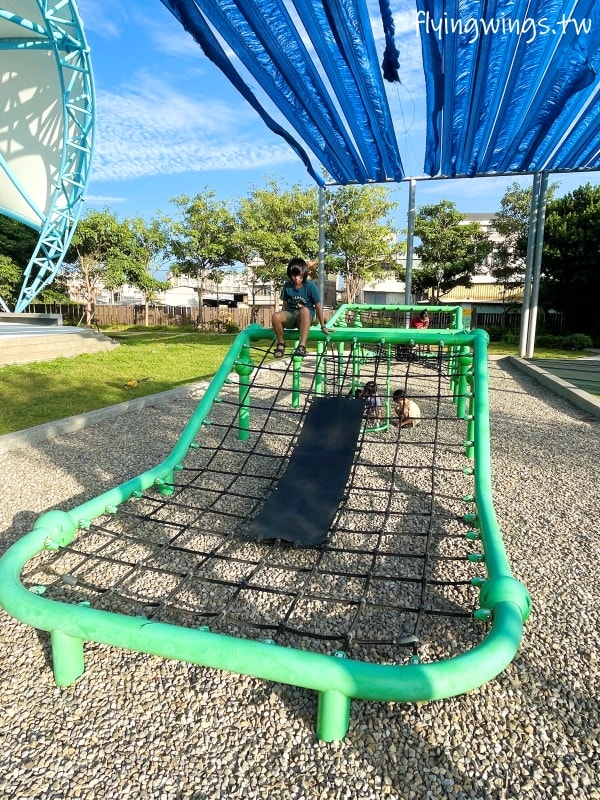 彰化和美┃德美公園。2.0版本公園，增加了有遮蔭的大型熊熊遊戲區，還有巨型甜點可以大拍特拍!!