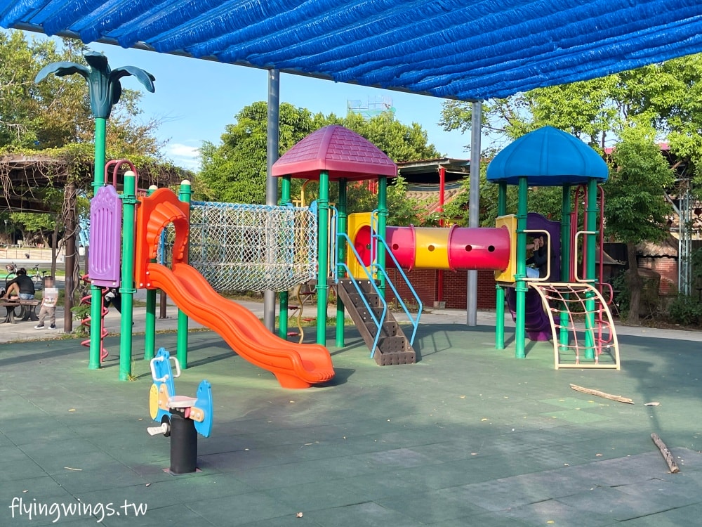 彰化和美┃德美公園。2.0版本公園，增加了有遮蔭的大型熊熊遊戲區，還有巨型甜點可以大拍特拍!!