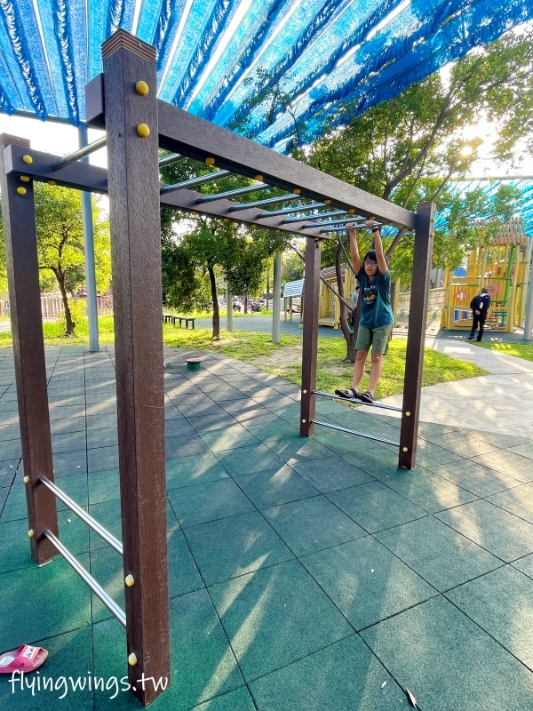 彰化和美┃德美公園。2.0版本公園，增加了有遮蔭的大型熊熊遊戲區，還有巨型甜點可以大拍特拍!!