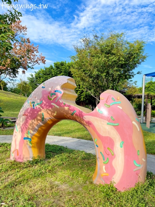 彰化和美┃德美公園。2.0版本公園，增加了有遮蔭的大型熊熊遊戲區，還有巨型甜點可以大拍特拍!!