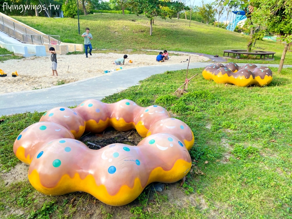 彰化和美┃德美公園。2.0版本公園，增加了有遮蔭的大型熊熊遊戲區，還有巨型甜點可以大拍特拍!!