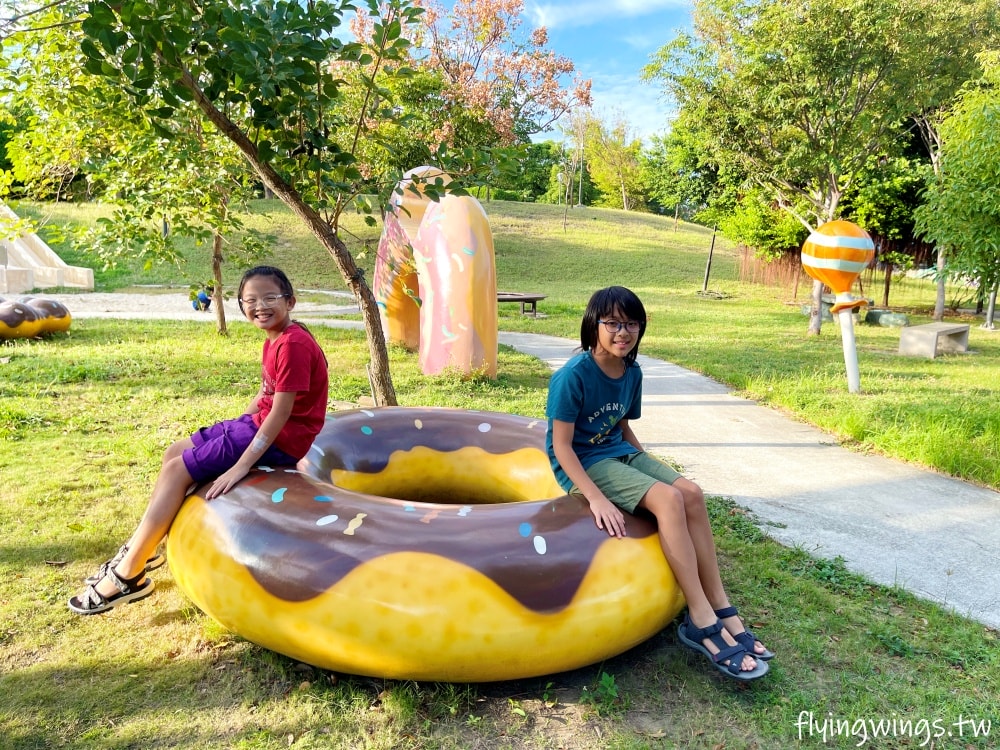 彰化和美┃德美公園。2.0版本公園，增加了有遮蔭的大型熊熊遊戲區，還有巨型甜點可以大拍特拍!!