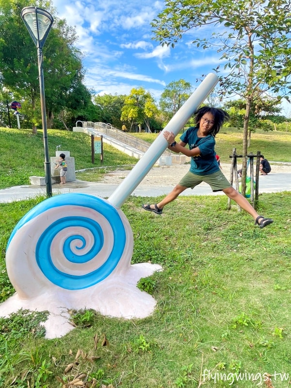 彰化和美┃德美公園。2.0版本公園，增加了有遮蔭的大型熊熊遊戲區，還有巨型甜點可以大拍特拍!!