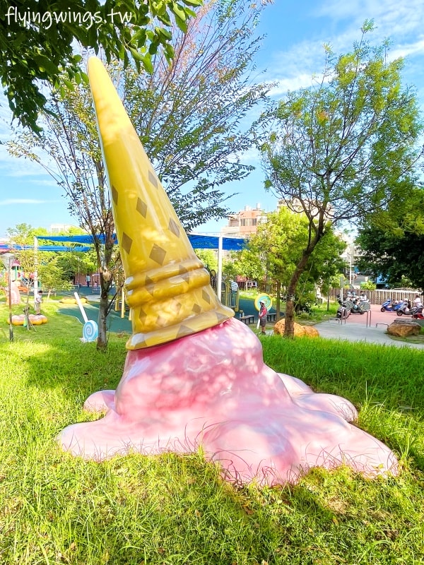彰化和美┃德美公園。2.0版本公園，增加了有遮蔭的大型熊熊遊戲區，還有巨型甜點可以大拍特拍!!
