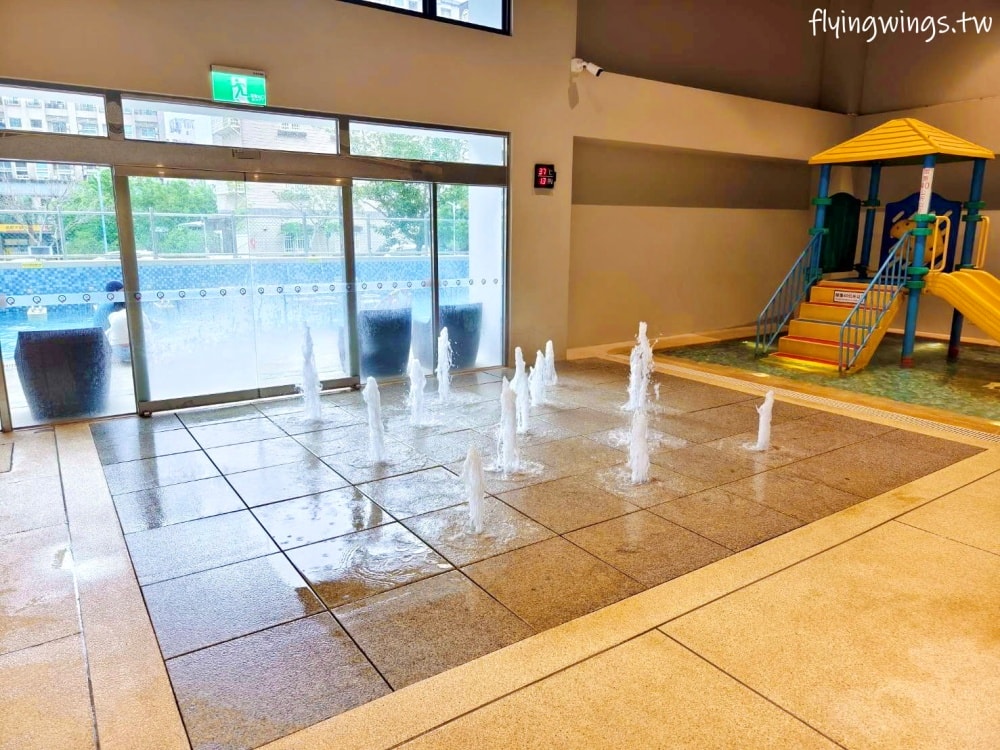 宜蘭礁溪┃品文旅-礁溪。房間就可以泡湯，還有超大戶外溫泉SPA，GAMEZONE好玩到孩子不想走!!