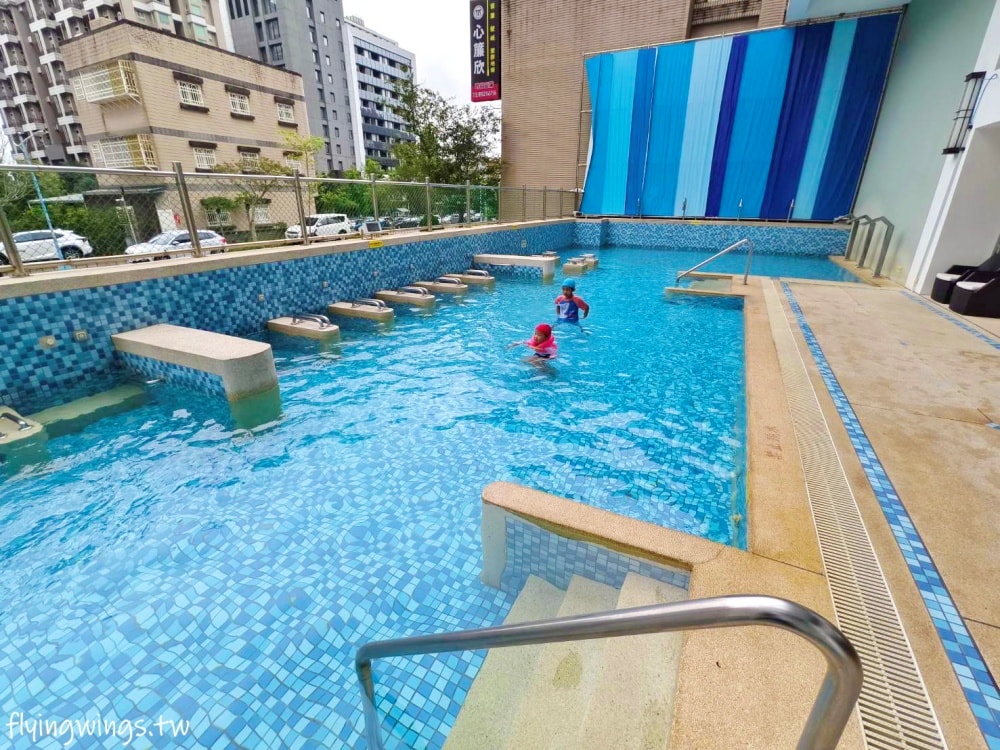 宜蘭礁溪┃品文旅-礁溪。房間就可以泡湯，還有超大戶外溫泉SPA，GAMEZONE好玩到孩子不想走!!