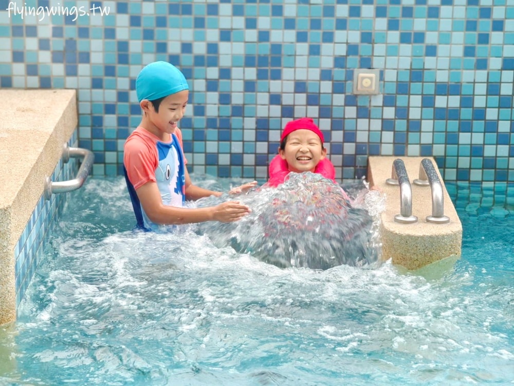 宜蘭礁溪┃品文旅-礁溪。房間就可以泡湯，還有超大戶外溫泉SPA，GAMEZONE好玩到孩子不想走!!