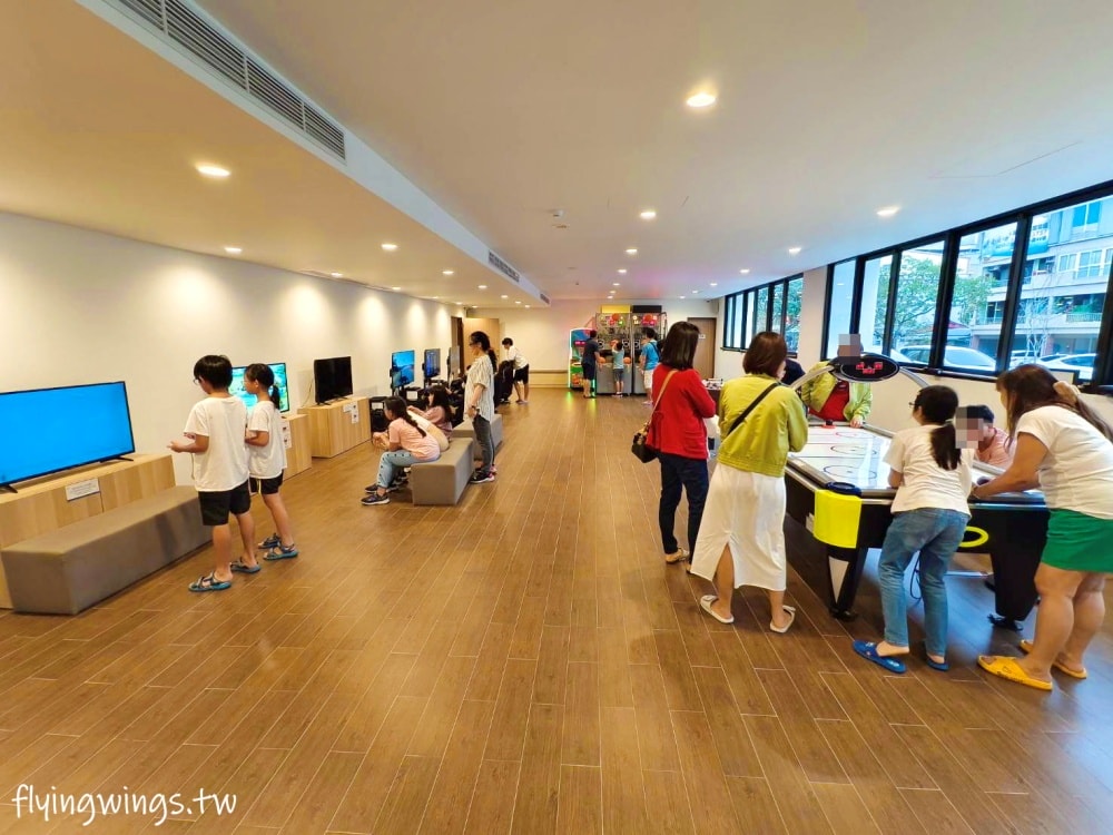 宜蘭礁溪┃品文旅-礁溪。房間就可以泡湯，還有超大戶外溫泉SPA，GAMEZONE好玩到孩子不想走!!