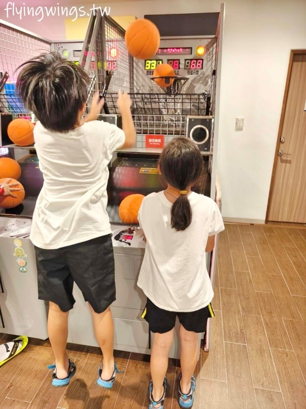 宜蘭礁溪┃品文旅-礁溪。房間就可以泡湯，還有超大戶外溫泉SPA，GAMEZONE好玩到孩子不想走!!