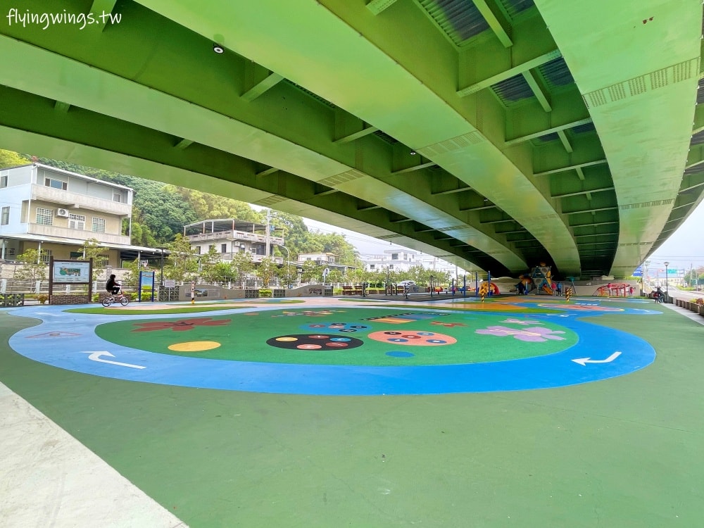 苗栗頭份┃頭份滑步車公園。可以來這騎車車，在橋下不怕下雨太陽曬，還有一個太空遊戲場，要脫鞋玩實在太特別了!!