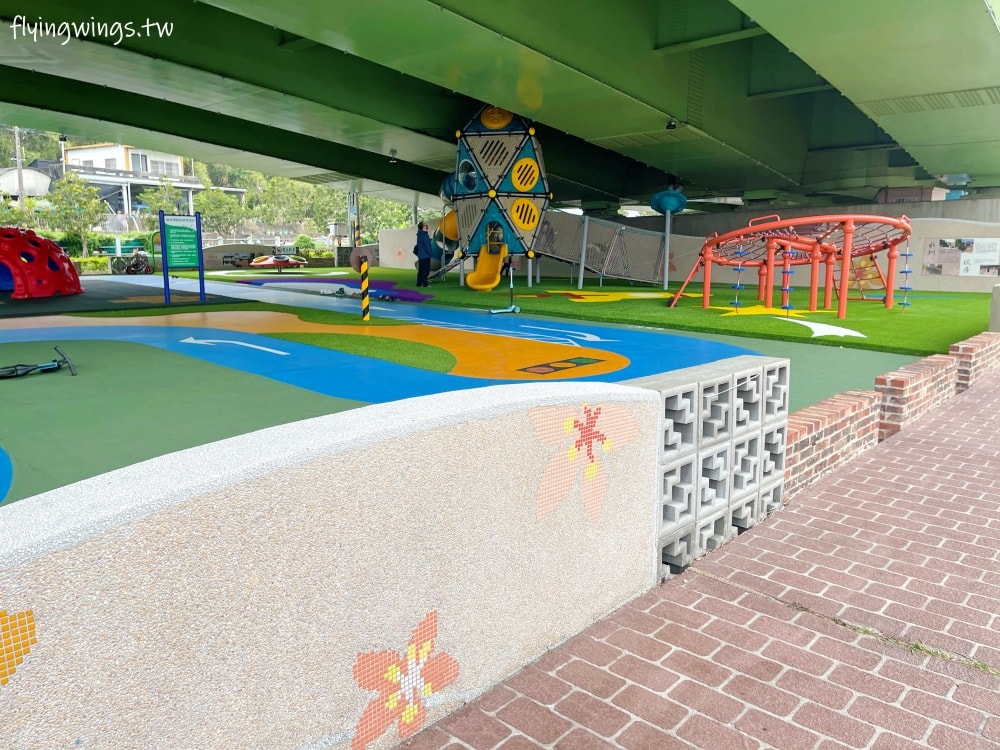 苗栗頭份┃頭份滑步車公園。可以來這騎車車，在橋下不怕下雨太陽曬，還有一個太空遊戲場，要脫鞋玩實在太特別了!!