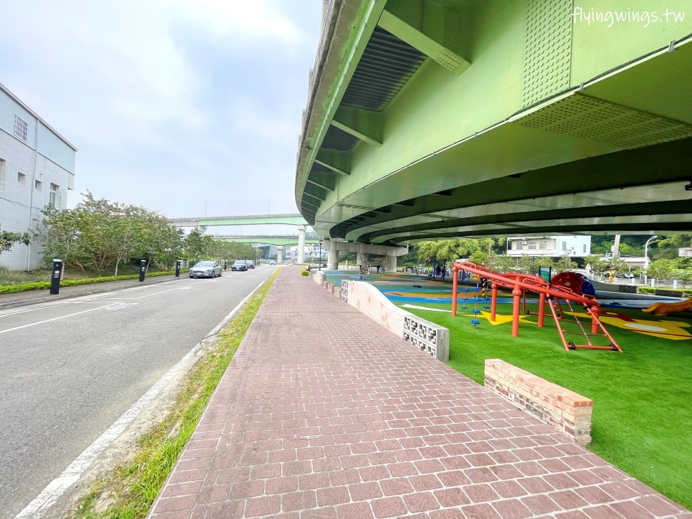 苗栗頭份┃頭份滑步車公園。可以來這騎車車，在橋下不怕下雨太陽曬，還有一個太空遊戲場，要脫鞋玩實在太特別了!!