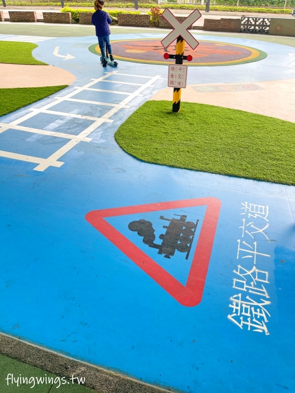 苗栗頭份┃頭份滑步車公園。可以來這騎車車，在橋下不怕下雨太陽曬，還有一個太空遊戲場，要脫鞋玩實在太特別了!!