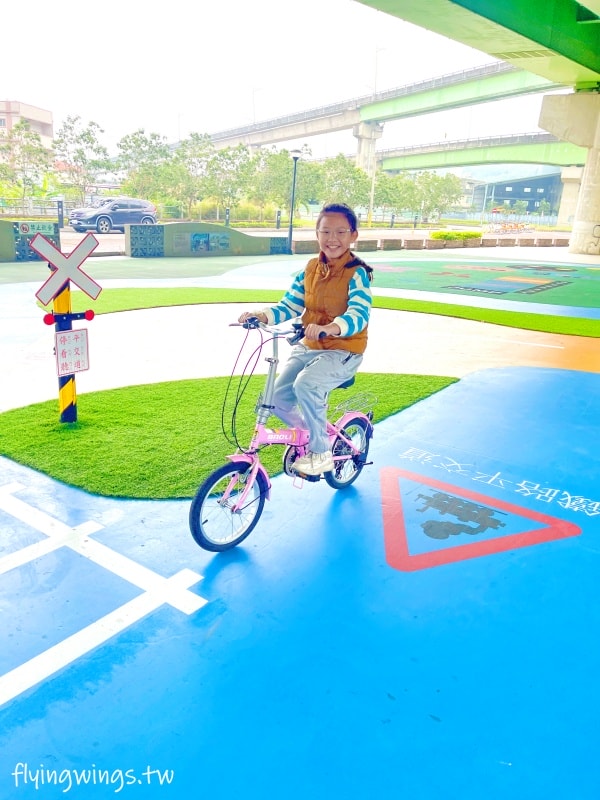 苗栗頭份┃頭份滑步車公園。可以來這騎車車，在橋下不怕下雨太陽曬，還有一個太空遊戲場，要脫鞋玩實在太特別了!!