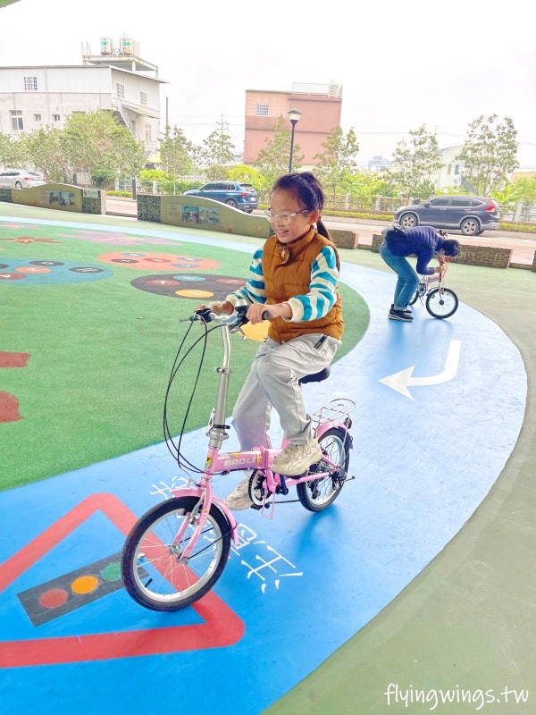 苗栗頭份┃頭份滑步車公園。可以來這騎車車，在橋下不怕下雨太陽曬，還有一個太空遊戲場，要脫鞋玩實在太特別了!!