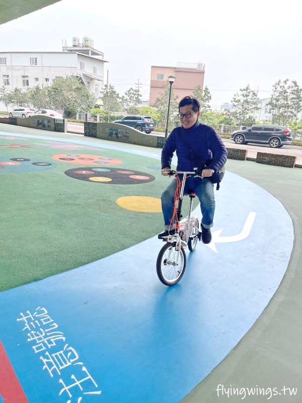 苗栗頭份┃頭份滑步車公園。可以來這騎車車，在橋下不怕下雨太陽曬，還有一個太空遊戲場，要脫鞋玩實在太特別了!!