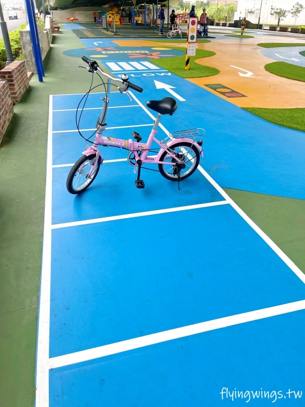 苗栗頭份┃頭份滑步車公園。可以來這騎車車，在橋下不怕下雨太陽曬，還有一個太空遊戲場，要脫鞋玩實在太特別了!!