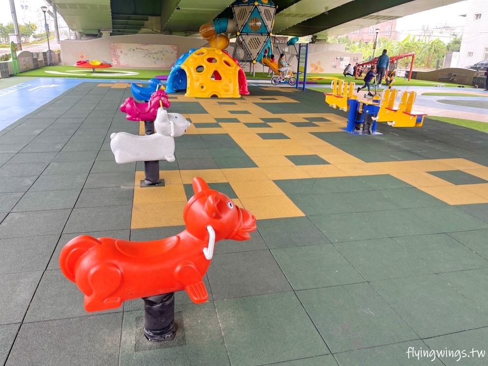 苗栗頭份┃頭份滑步車公園。可以來這騎車車，在橋下不怕下雨太陽曬，還有一個太空遊戲場，要脫鞋玩實在太特別了!!