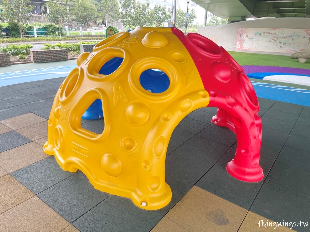 苗栗頭份┃頭份滑步車公園。可以來這騎車車，在橋下不怕下雨太陽曬，還有一個太空遊戲場，要脫鞋玩實在太特別了!!