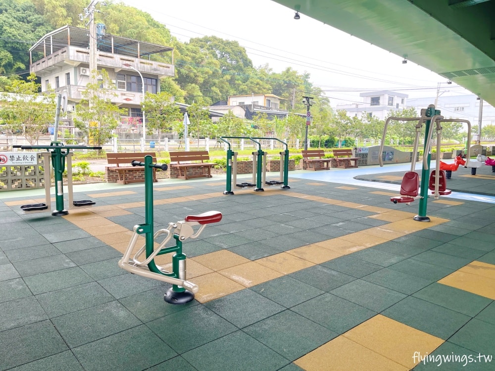 苗栗頭份┃頭份滑步車公園。可以來這騎車車，在橋下不怕下雨太陽曬，還有一個太空遊戲場，要脫鞋玩實在太特別了!!