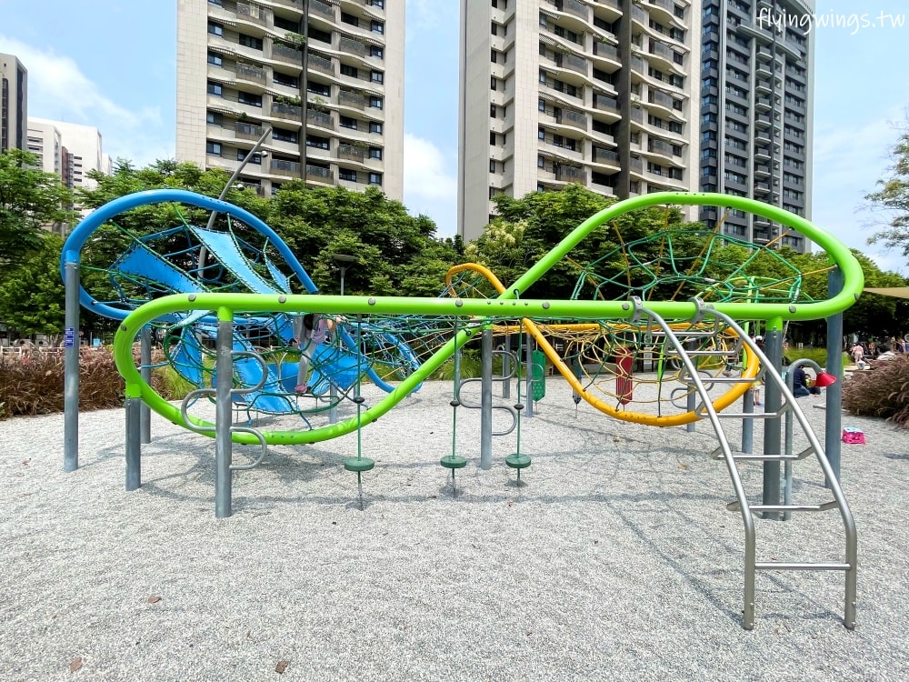 新竹竹北┃公24興隆公園自然森林遊戲場。六大遊戲區加上自然植栽區，這個公園好玩又漂亮!!!