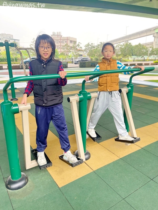 苗栗頭份┃頭份滑步車公園。可以來這騎車車，在橋下不怕下雨太陽曬，還有一個太空遊戲場，要脫鞋玩實在太特別了!!