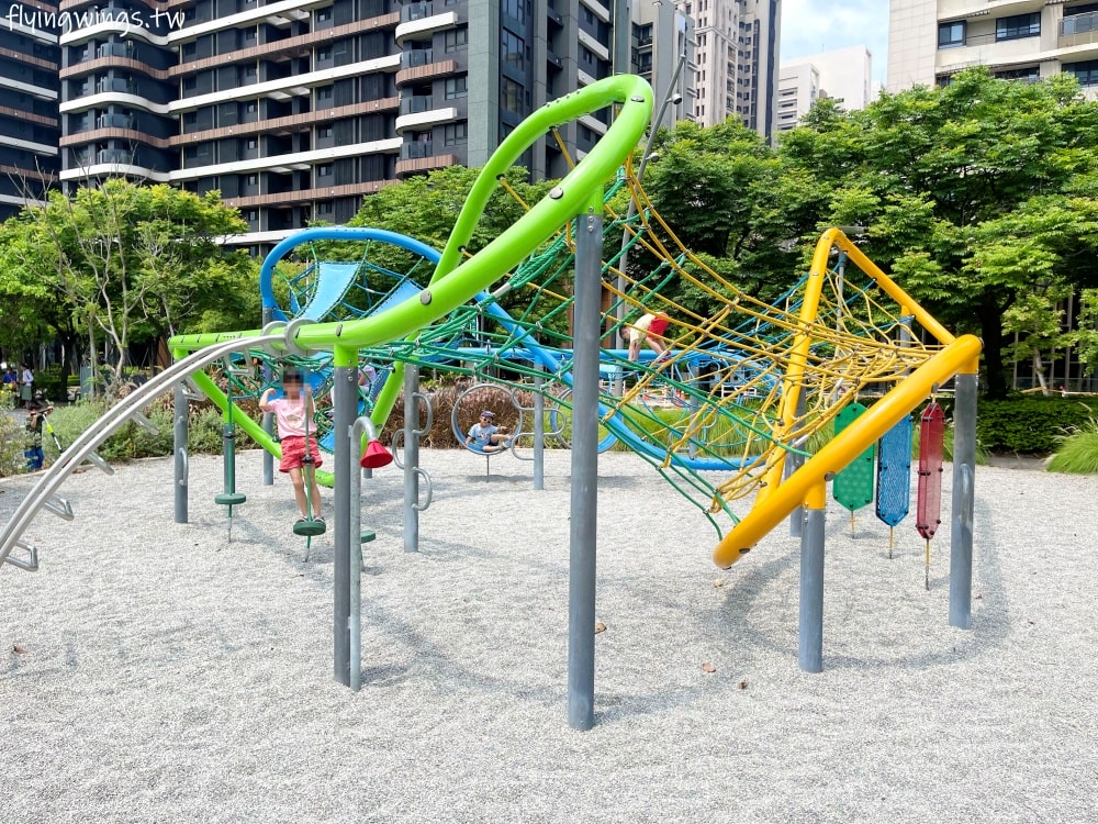 新竹竹北┃公24興隆公園自然森林遊戲場。六大遊戲區加上自然植栽區，這個公園好玩又漂亮!!!