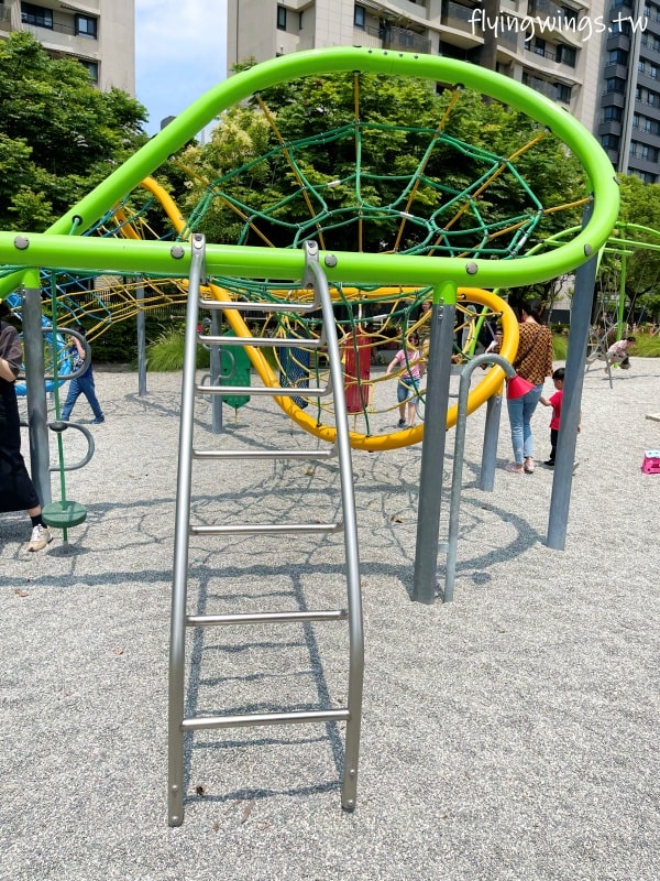 新竹竹北┃公24興隆公園自然森林遊戲場。六大遊戲區加上自然植栽區，這個公園好玩又漂亮!!!