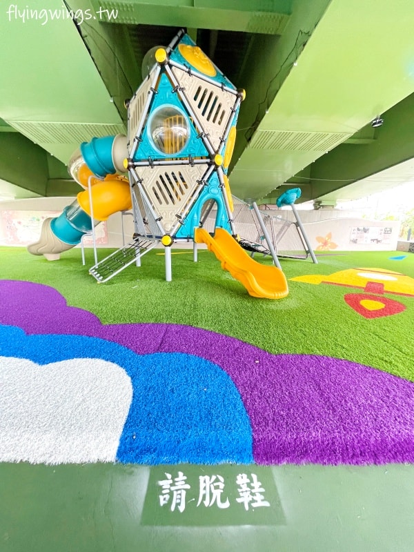 苗栗頭份┃頭份滑步車公園。可以來這騎車車，在橋下不怕下雨太陽曬，還有一個太空遊戲場，要脫鞋玩實在太特別了!!