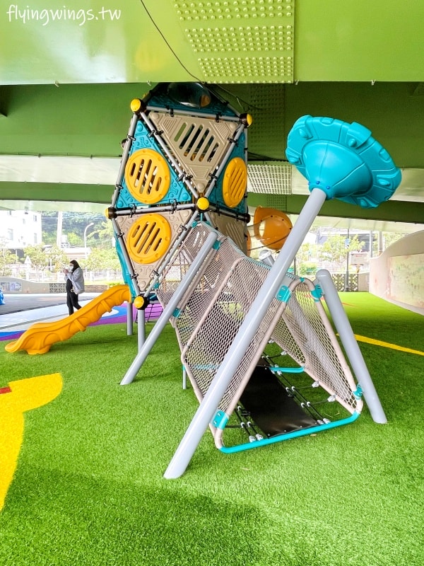 苗栗頭份┃頭份滑步車公園。可以來這騎車車，在橋下不怕下雨太陽曬，還有一個太空遊戲場，要脫鞋玩實在太特別了!!