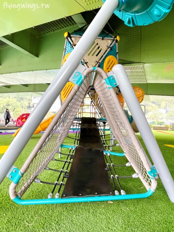 苗栗頭份┃頭份滑步車公園。可以來這騎車車，在橋下不怕下雨太陽曬，還有一個太空遊戲場，要脫鞋玩實在太特別了!!
