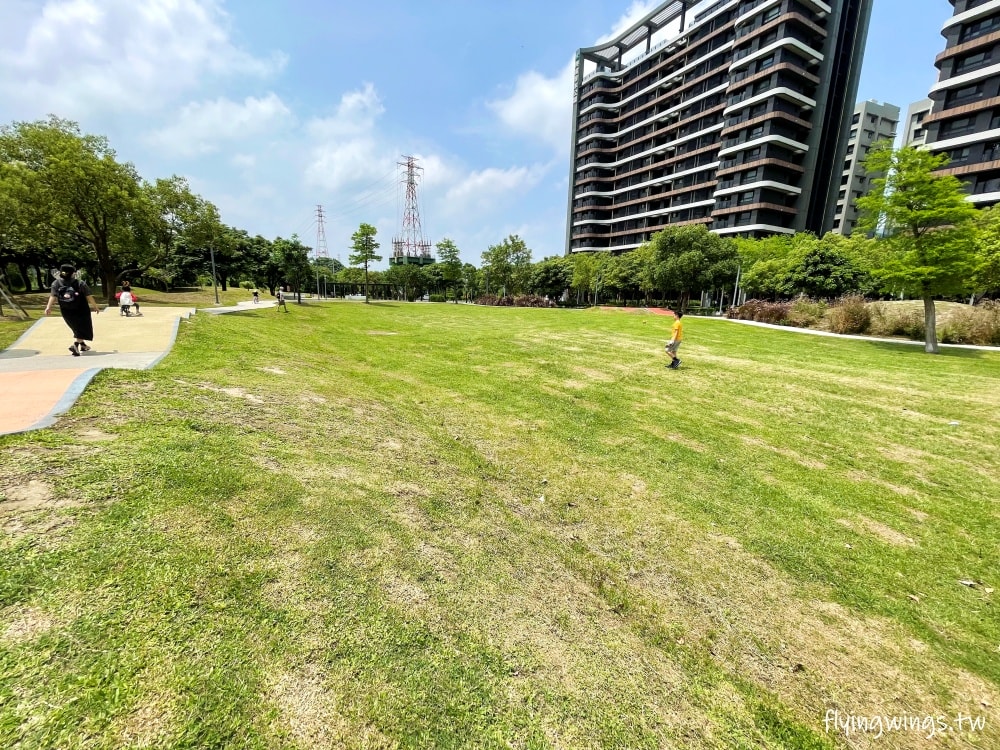 新竹竹北┃公24興隆公園自然森林遊戲場。六大遊戲區加上自然植栽區，這個公園好玩又漂亮!!!