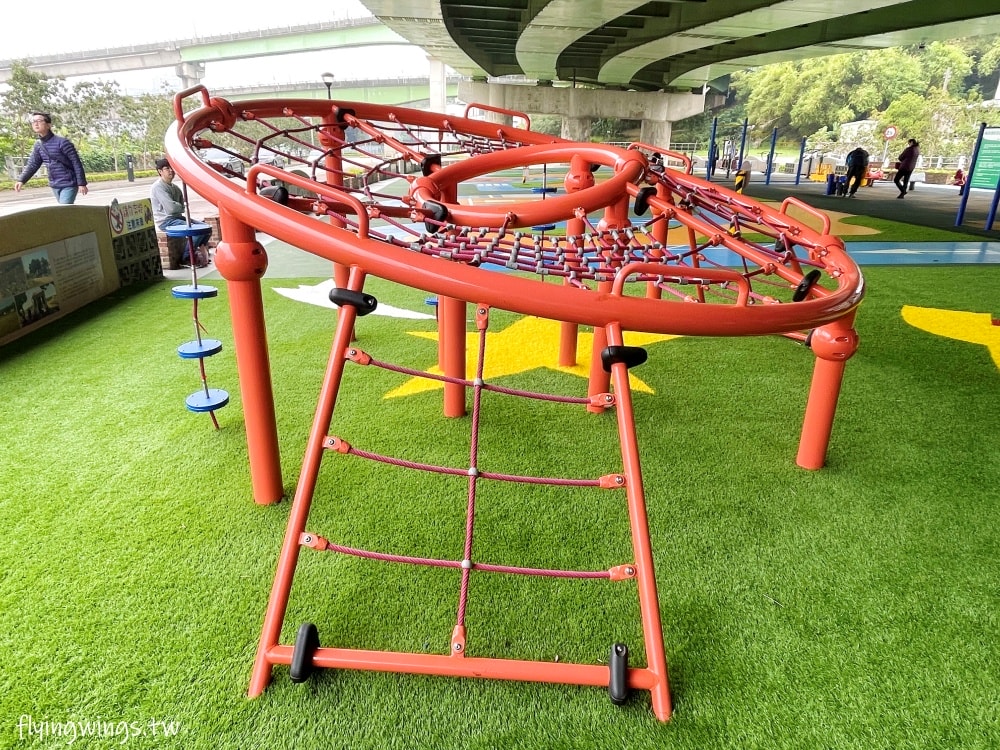 苗栗頭份┃頭份滑步車公園。可以來這騎車車，在橋下不怕下雨太陽曬，還有一個太空遊戲場，要脫鞋玩實在太特別了!!