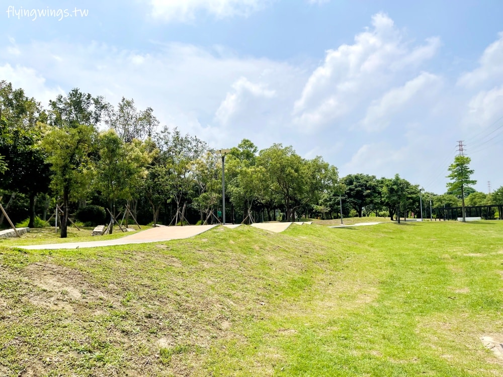 新竹竹北┃公24興隆公園自然森林遊戲場。六大遊戲區加上自然植栽區，這個公園好玩又漂亮!!!