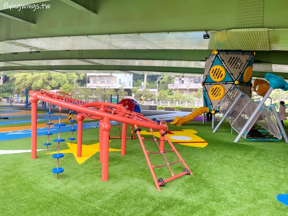 苗栗頭份┃頭份滑步車公園。可以來這騎車車，在橋下不怕下雨太陽曬，還有一個太空遊戲場，要脫鞋玩實在太特別了!!